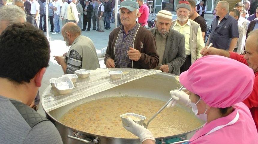Ak&ccedil;akoca Belediyesi Aşure Dağıtıldı