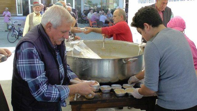 Akçakoca Belediyesi Aşure Dağıtıldı