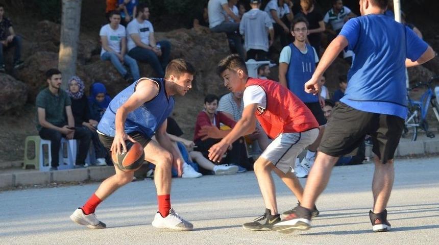 Boz&uuml;y&uuml;k&rsquo;te Turnuva Heyecanı S&uuml;r&uuml;yor