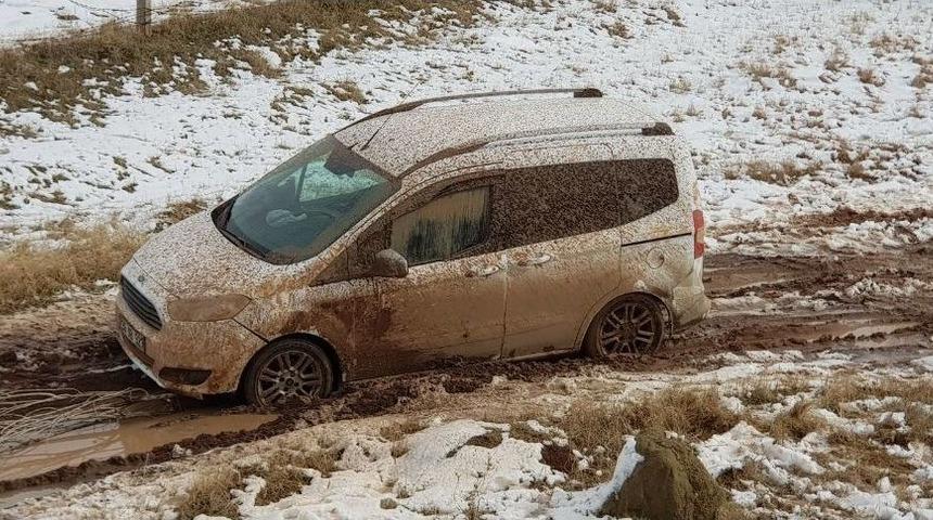&Ccedil;amura Saplanan Kamyonette 10 Ka&ccedil;ak G&ouml;&ccedil;men Yakalandı