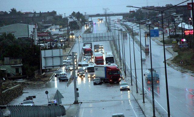 Şiddetli yağmur Çanakkale yolunu kapattı