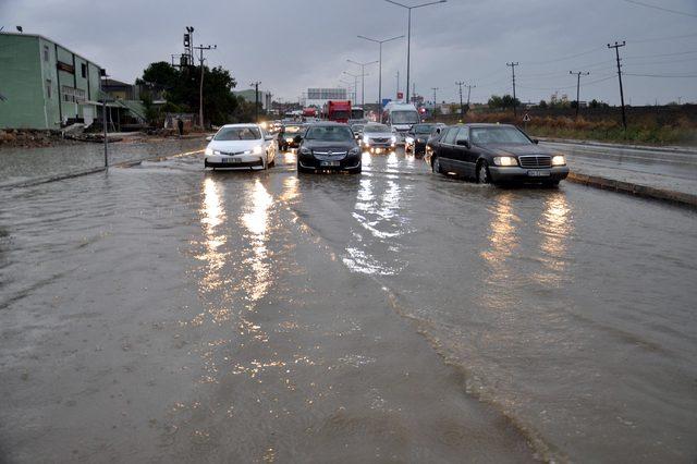 Şiddetli yağmur Çanakkale yolunu kapattı