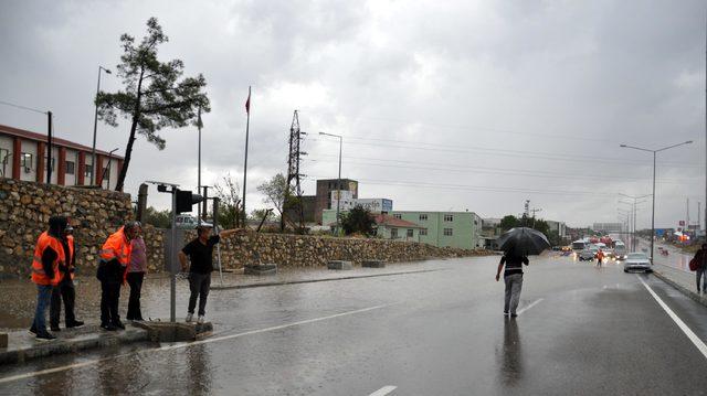 Şiddetli yağmur Çanakkale yolunu kapattı