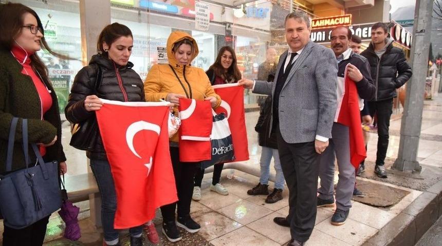 Başkan &Ccedil;er&ccedil;i&rsquo;den Bayrak Asma &Ccedil;ağrısı