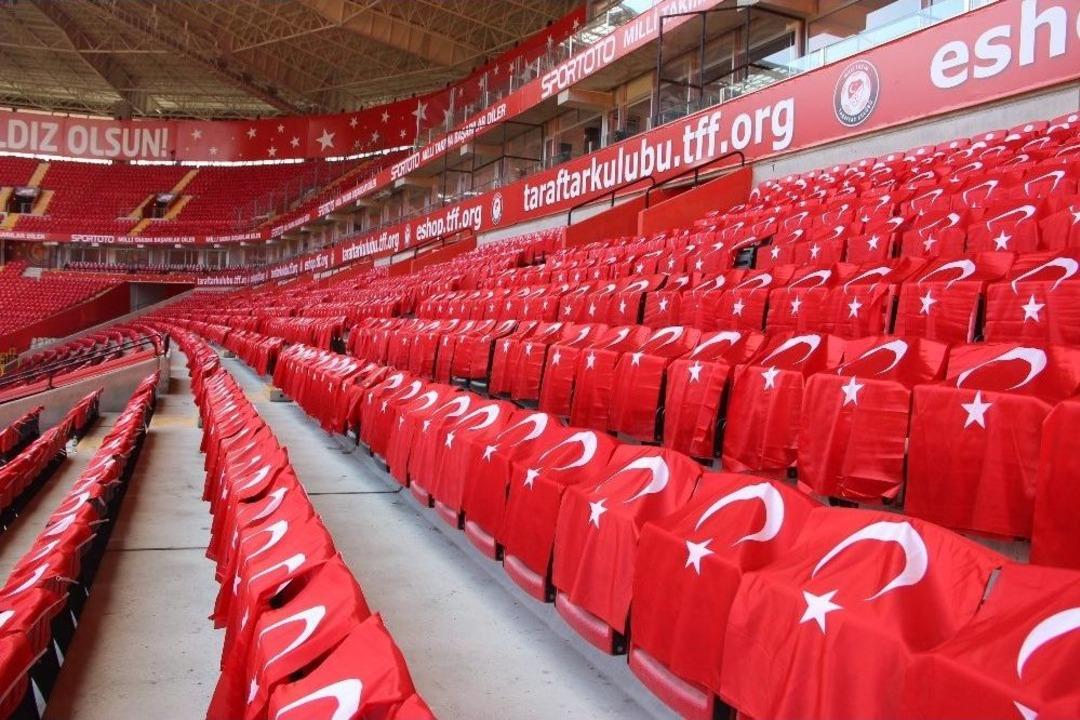 Eskişehir Stadı T&uuml;rk Bayrakları İle Donatıldı