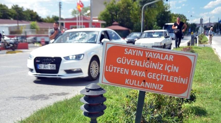 Otomobilin Çarptığı Yaya Havaya Fırladı