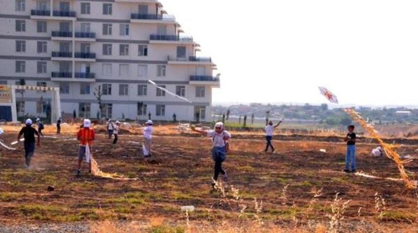 Diyarbakır'da &Ccedil;ocuklar U&ccedil;urtma Şenliğinde Eğlendi
