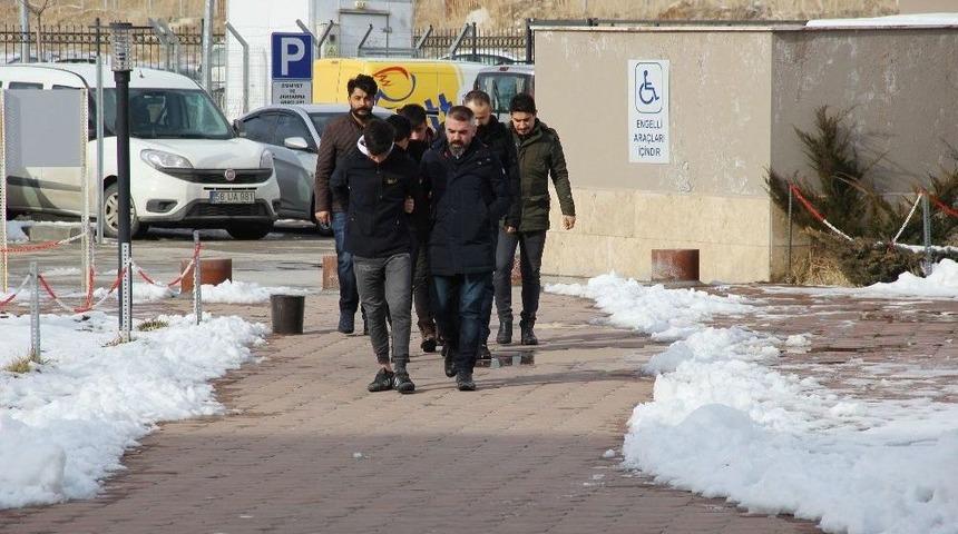 Polisten Ka&ccedil;an Otomobilden Bonzai &Ccedil;ıktı