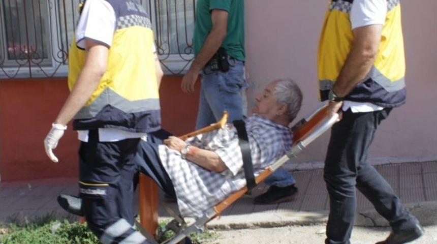 Yaşlı Adam Eşini Bı&ccedil;akladı