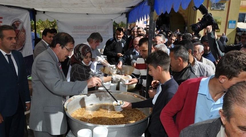 Paland&ouml;ken Belediyesi, Vatandaşlara Aşure Dağıttı
