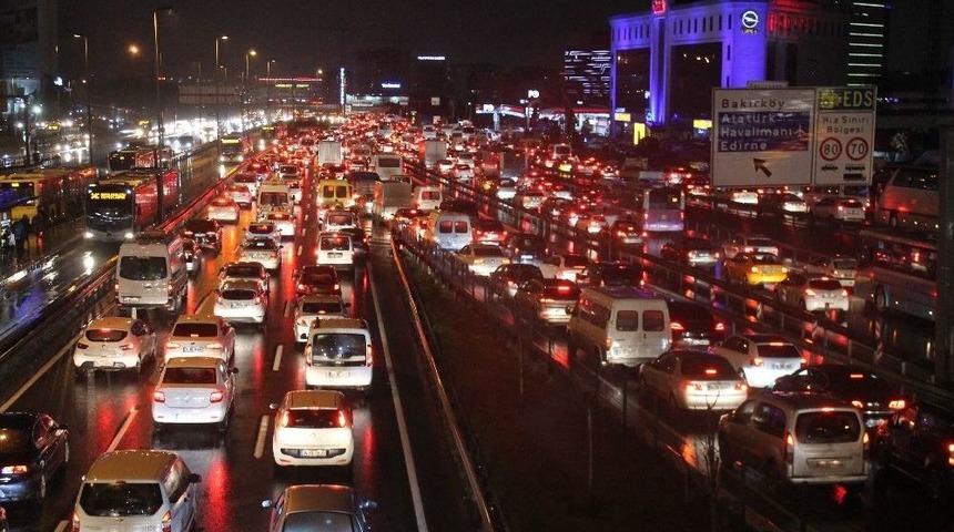 İstanbul&rsquo;da Sağanak Yağış Trafiği Olumsuz Etkiledi