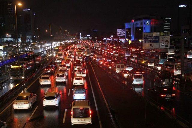 İstanbul’da Sağanak Yağış Trafiği Olumsuz Etkiledi