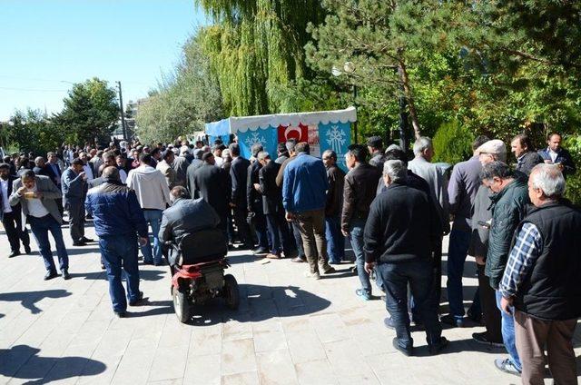 Palandöken Belediyesi, Vatandaşlara Aşure Dağıttı