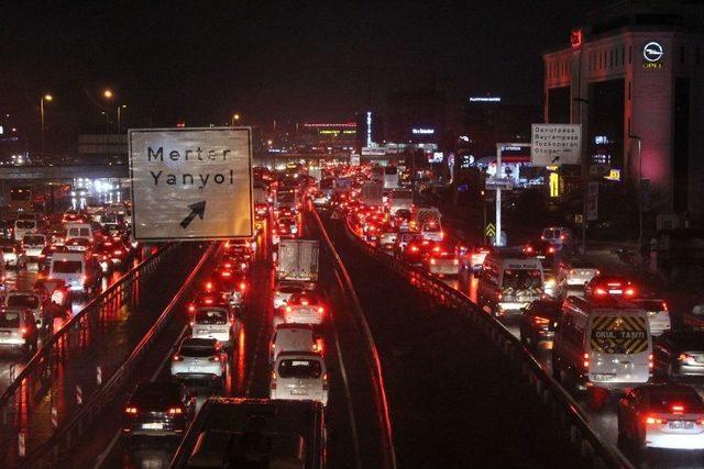 İstanbul’da Sağanak Yağış Trafiği Olumsuz Etkiledi