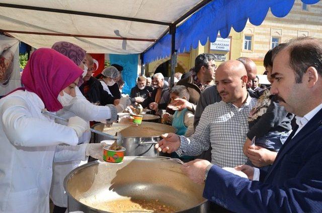 Palandöken Belediyesi, Vatandaşlara Aşure Dağıttı