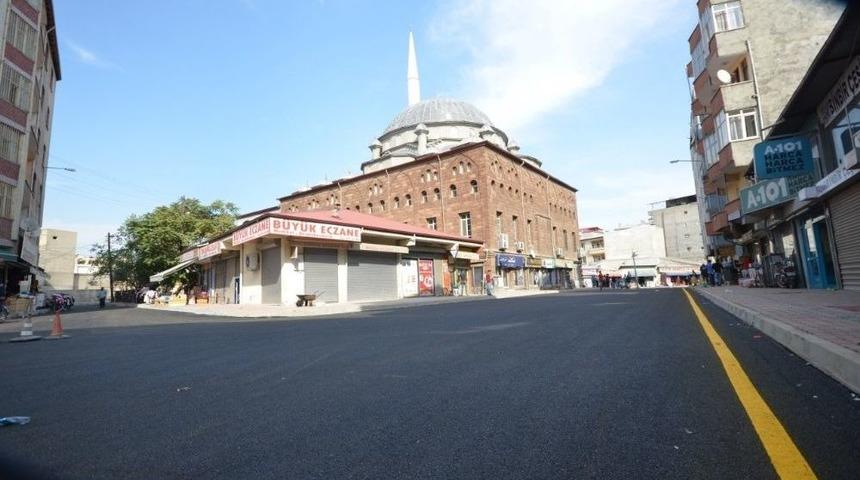 Iğdır Belediyesi Aralıksız Asfalt D&ouml;kmeye Devam Ediyor