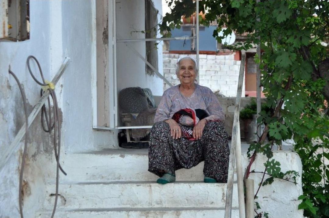 Yaşlı Y&uuml;reklerin Hem Sağlıklarına Hem De Evlerine Bakım Yapıyorlar