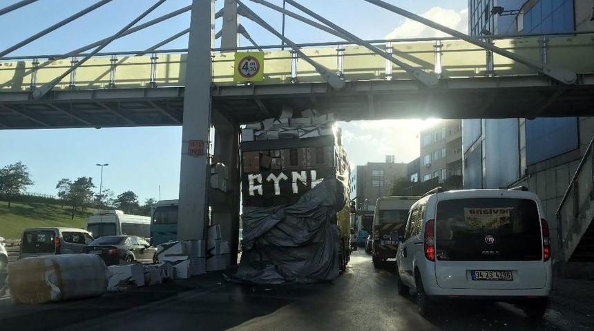 Sefak&ouml;y&rsquo;de Aşırı Y&uuml;kl&uuml; Kamyon &Uuml;st Ge&ccedil;ide Sıkıştı