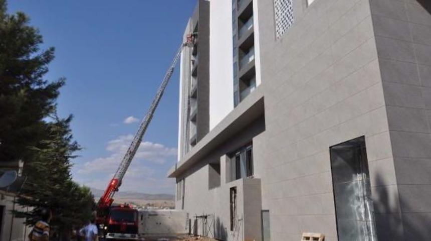 Otel Inşaatında Yangın: 7 Iş&ccedil;i Dumandan Etkilendi