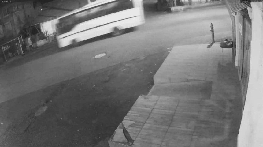 Servis Kazası &Ouml;ncesi Midib&uuml;s G&uuml;venlik Kamerasına Yansıdı