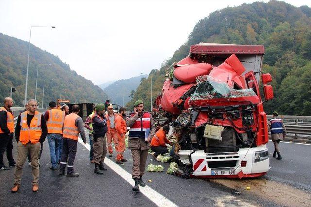 Tem Otoyolu Bolu Dağında Kamyon İle Tır Çarpıştı Yol Trafiğe Kapandı