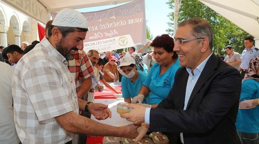 Y&uuml;reğir Belediyesi 35 Bin Kişiye Aşure Dağıttı