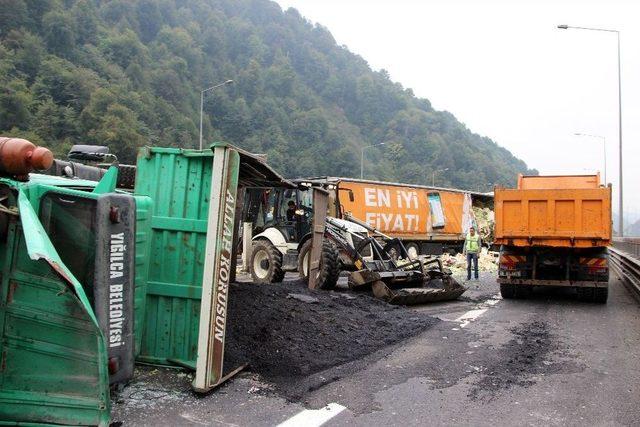 Tem Otoyolu Bolu Dağında Kamyon İle Tır Çarpıştı Yol Trafiğe Kapandı