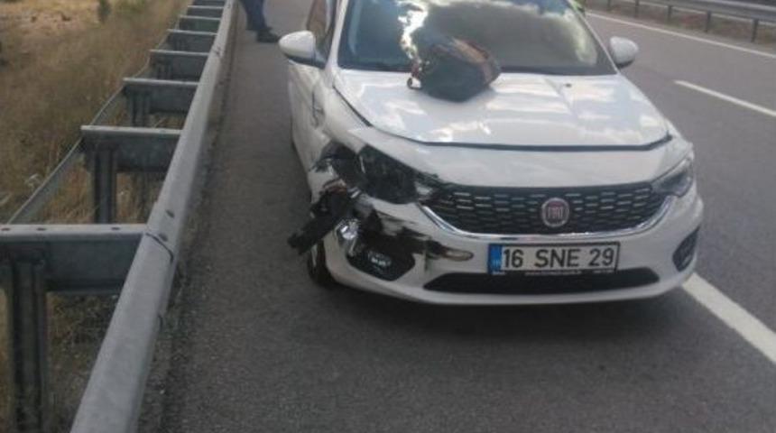 Otomobil Bariyerlere &Ccedil;arptı: 3 Yaralı