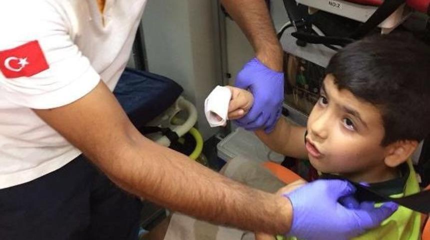 &Ccedil;ocuğun Kapıya Sıkışan Parmaklarını Itfaiye Kurtardı