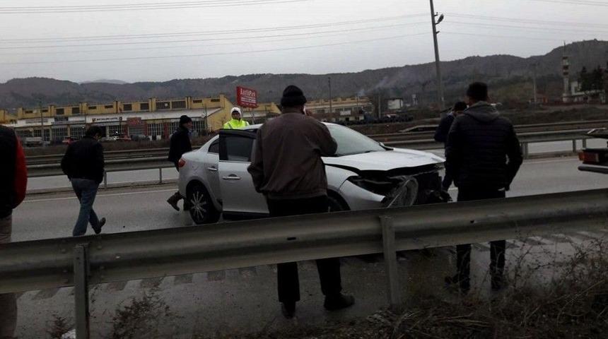 Kastamonu&rsquo;da Otomobil Bariyerlere &Ccedil;arptı: 4 Yaralı