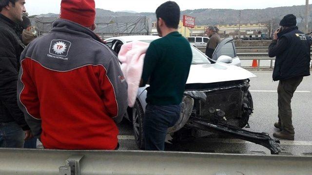 Kastamonu’da Otomobil Bariyerlere Çarptı: 4 Yaralı