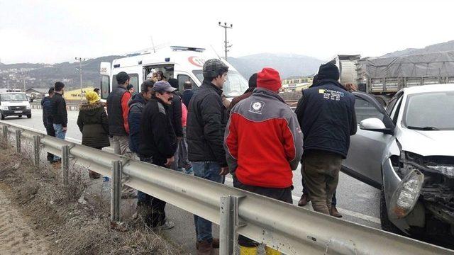 Kastamonu’da Otomobil Bariyerlere Çarptı: 4 Yaralı