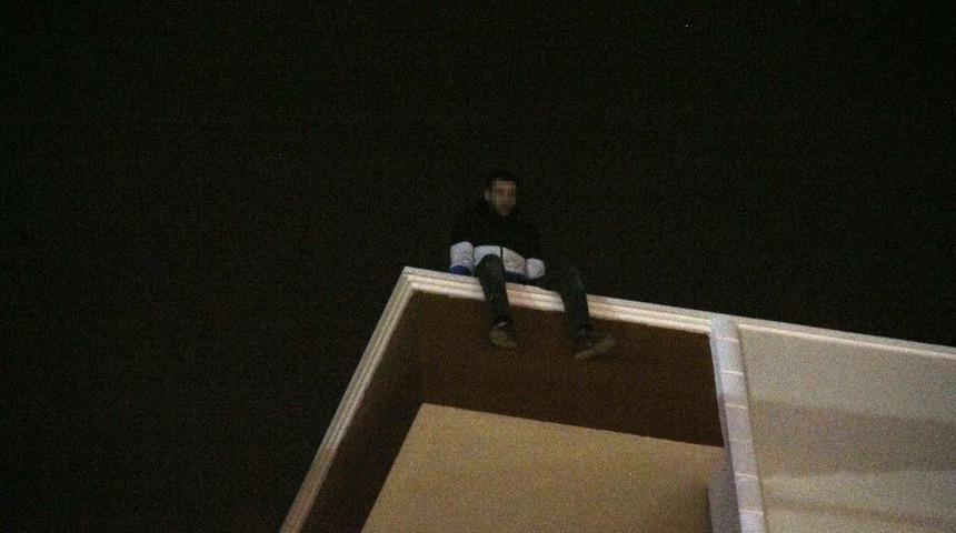 2 Saat Boyunca &Ccedil;atıdan Sarkan Gen&ccedil; Y&uuml;rekleri Ağza Getirdi