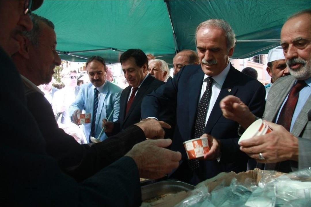 Vali K&uuml;&ccedil;&uuml;k İle Başkan Altepe Vatandaşlara Aşure Dağıttı