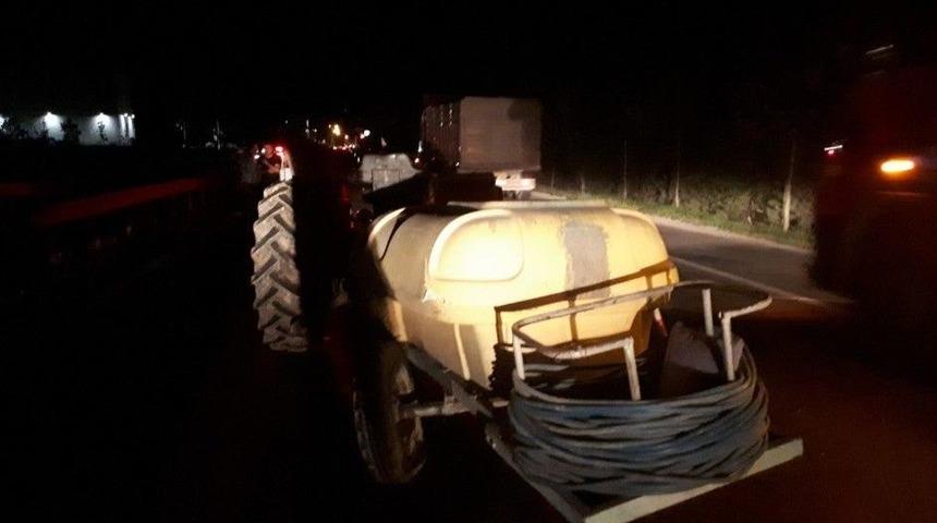 Otomobil Trakt&ouml;re Arkadan &Ccedil;arptı: 5 Yaralı