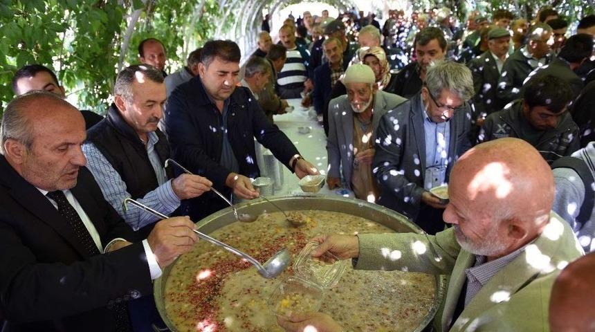 Taşk&ouml;pr&uuml; Belediyesi&rsquo;nden 3 Bin Kişiye Aşure İkramı