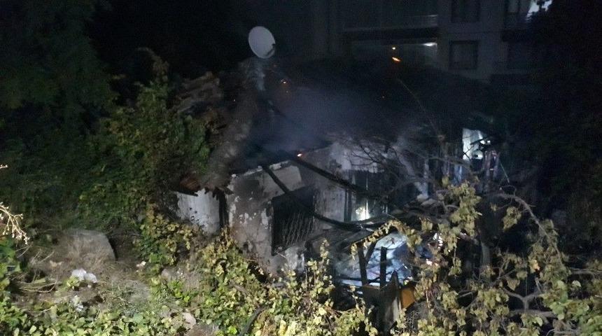 Yanan Gecekonduda Mahsur Kalan K&ouml;pekler Son Anda Kurtarıldı