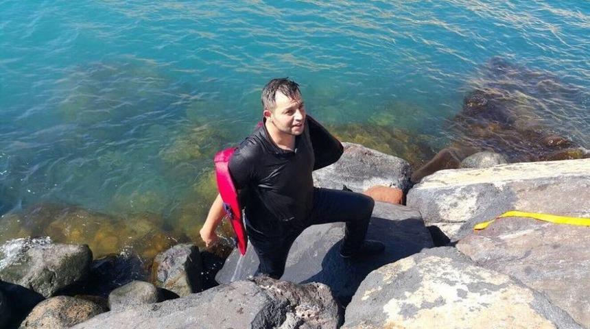 İntihar Etmek İ&ccedil;in Van G&ouml;l&uuml;&rsquo;ne Atlayan Genci Polis Kurtardı