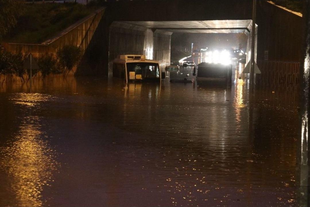 Karayolunu 2 Metre Su Bastı, 5 Ara&ccedil; Mahsur Kaldı