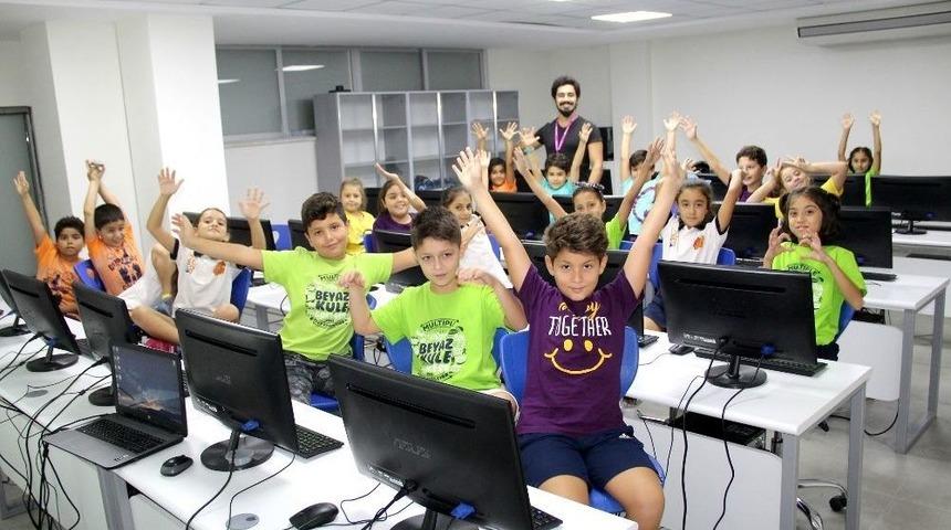 &Ouml;ğrenciler Beyaz Kule Koleji&rsquo;nde Teknolojiyi Etkin Kullanıyorlar