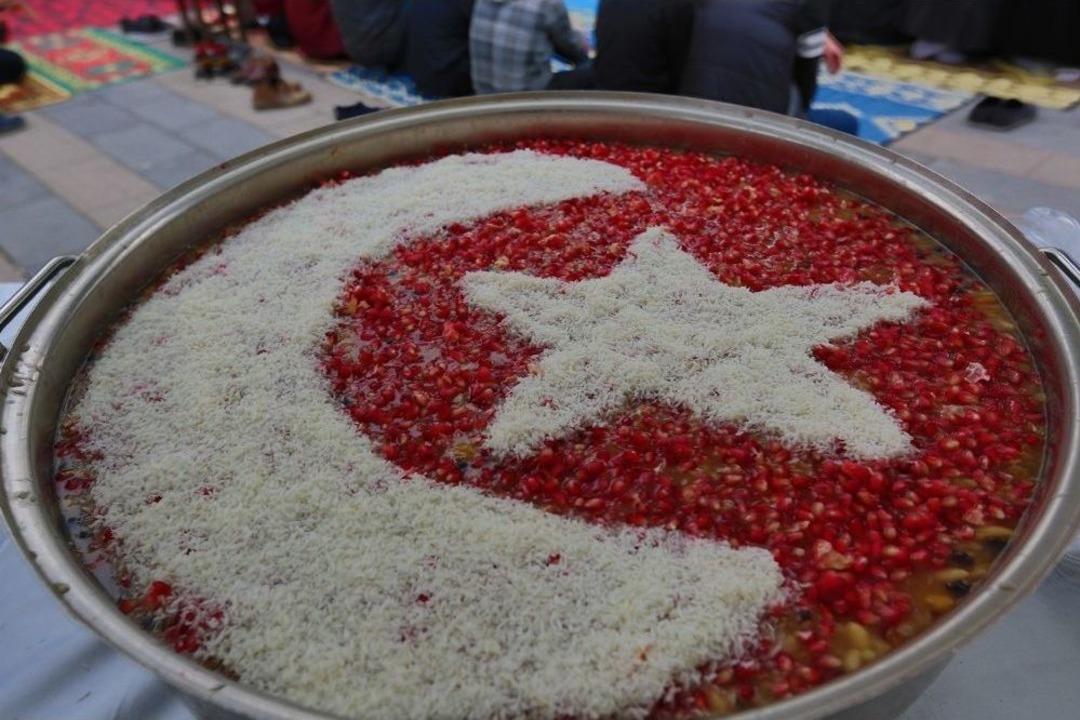 Adapazarı Belediyesi 10 Bin Kişilik Aşure Dağıttı