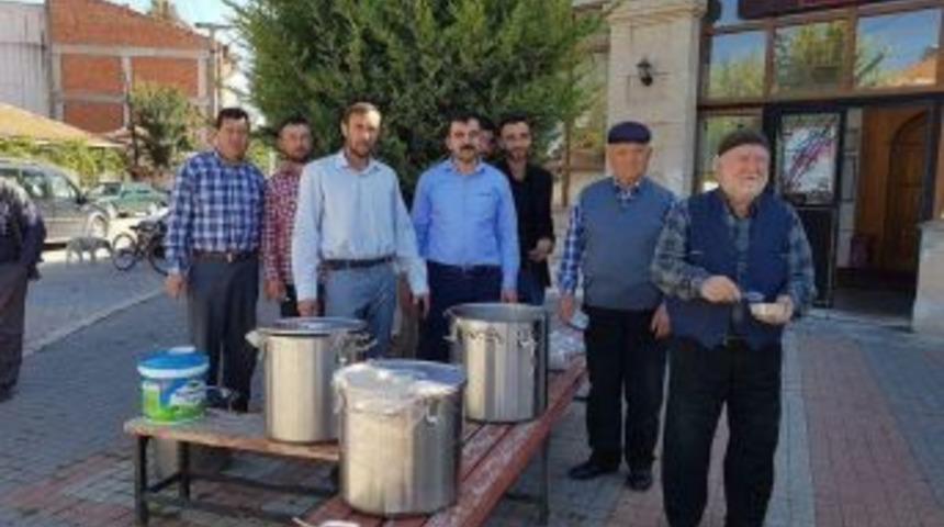 Aslanapa&rsquo;da Esnaf Ve Camii Cemaatinden Aşure İkramı