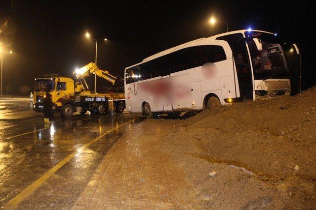 Kontrolden Çıkan Yolcu Otobüsü Kavşaktaki Toprağa Saplandı