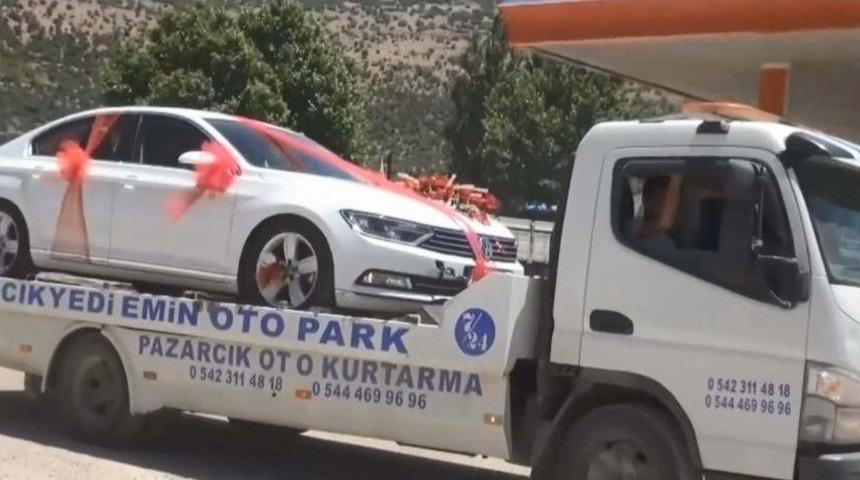 (&ouml;zel) Gelin Ve Damadı D&uuml;ğ&uuml;n Salonuna &Ccedil;ekiciyle G&ouml;t&uuml;rd&uuml;ler