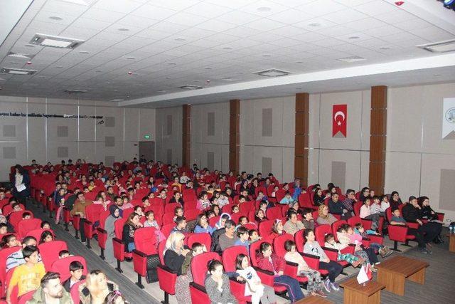 Miniklerden ’çocuk Tiyatrosu Şenliği’ne Yoğun Katılım