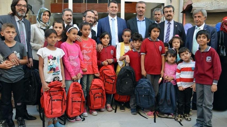 Dernekten &Ouml;ğrencilere Kırtasiye Yardımı