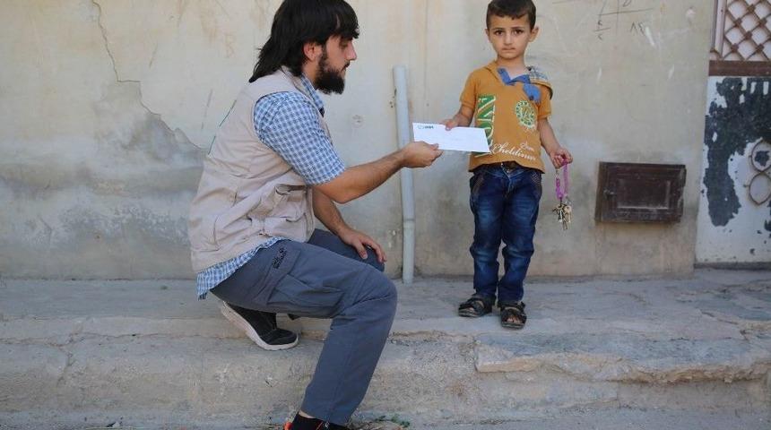 Suriyeli Yetim &Ccedil;ocuklara Yardımlar S&uuml;r&uuml;yor