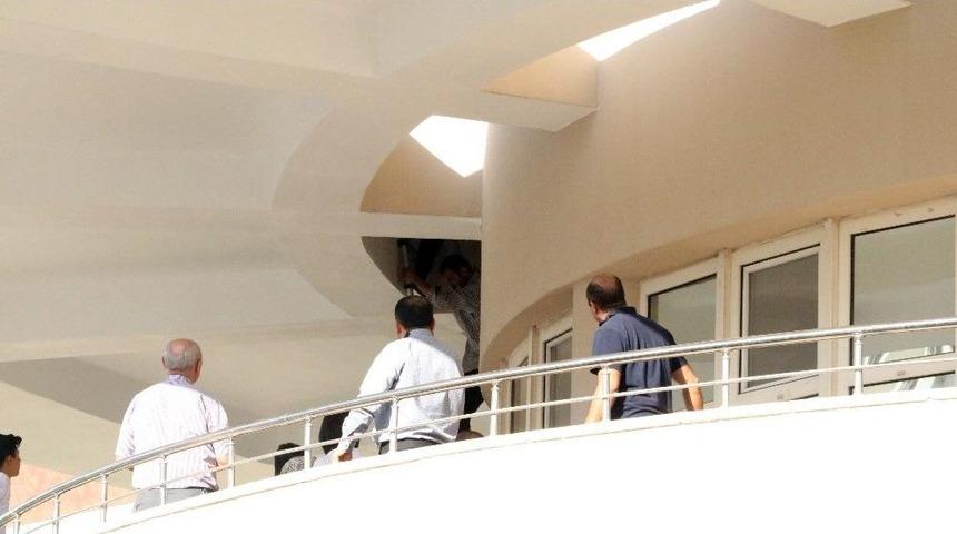 Belediye &Ccedil;atısında İntihar Girişimi