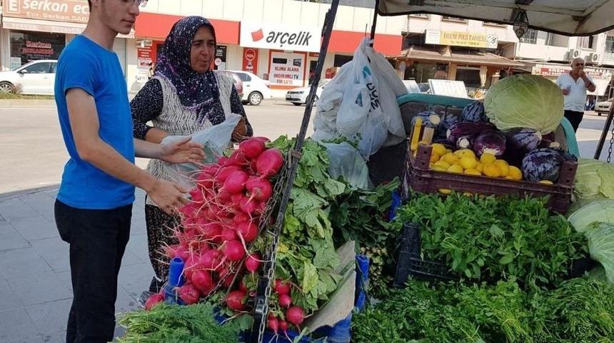(özel) Seyyar Satıcılık Yapan Kadın Hem Hasta Kocasına Bakıyor Hem De 3 Çocuğunu Okutuyor