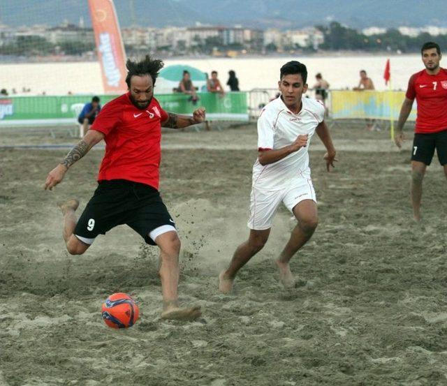 Alanya’da Plaj Futbolu Heyecanı